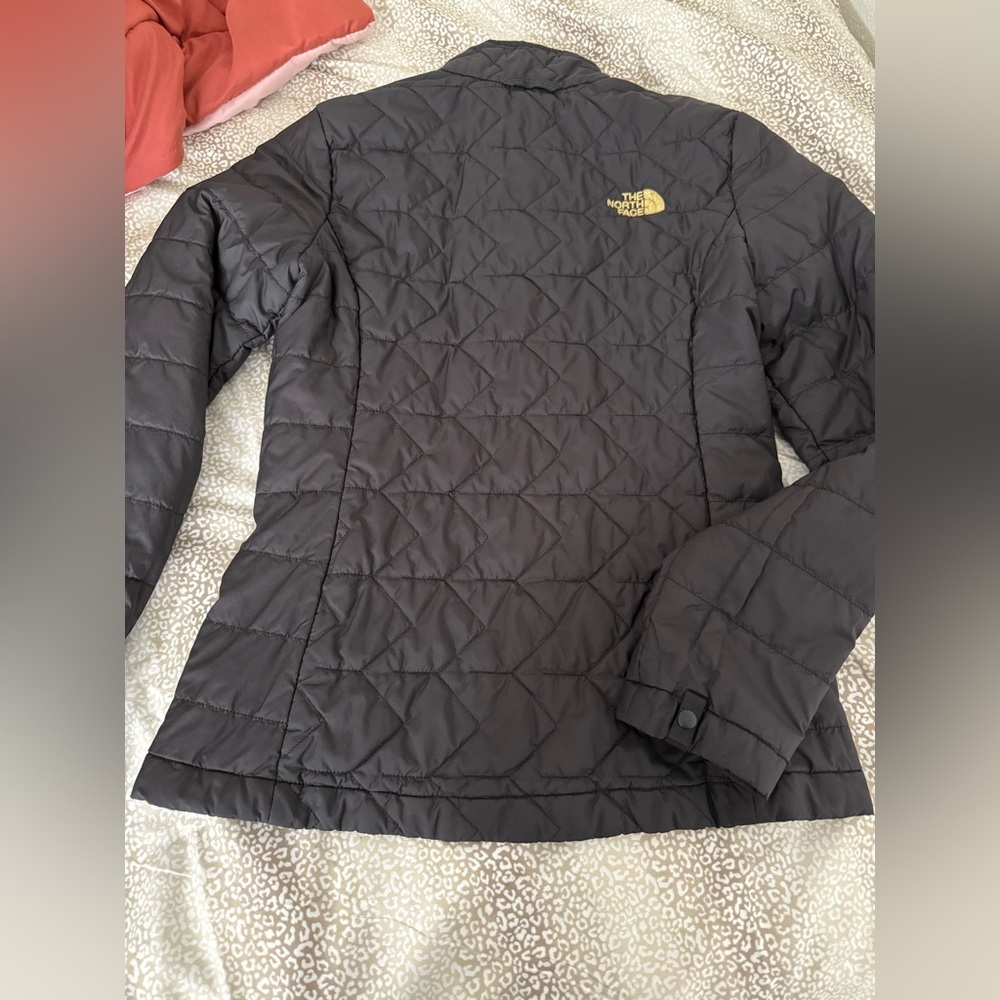 The North Face Women's Black Puffer Jacket - Picture 4 of 4